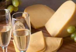 The Ultimate Guide to Champagne and Cheese Pairings